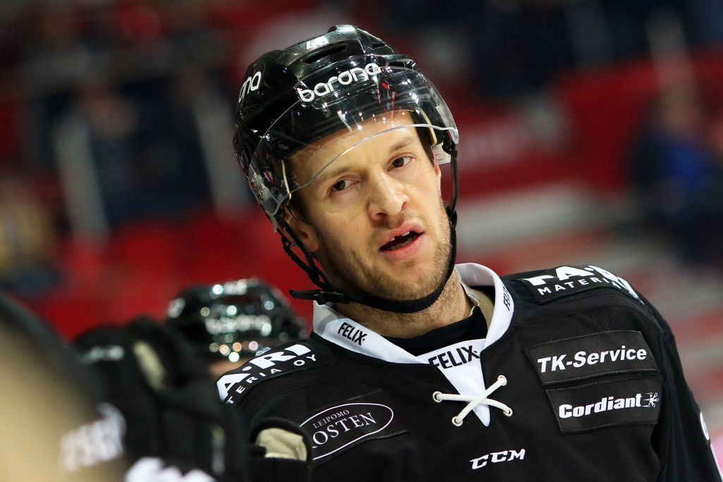 TPS:n tähtipakki suihkuun ensimmäisestä vaihdosta - koko Turkuhalli buuasi tuomiolle smliiga Urheilu   