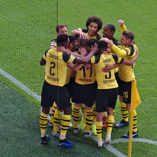 Dortmundin 19-vuotias nuorukainen rikkoi 52 vuotta vanhan ennätyksen Bundesliiga Jalkapallo   