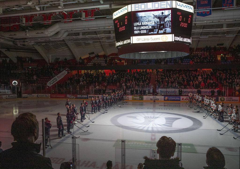 SM-liigayleisö hiljentyi kunnioittamaan Olli Lindholmin muistoa - Ässiltä uskomaton nousu legendan muisto-ottelussa! smliiga Urheilu   