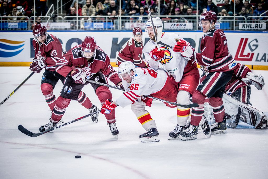 Tappeluksi meni! Turhautunut Jokerit otti turpaan sekä jääkiekossa että nyrkkihipassa - tappio toi pahan uhkakuvan entistä lähemmäs KHL Urheilu   