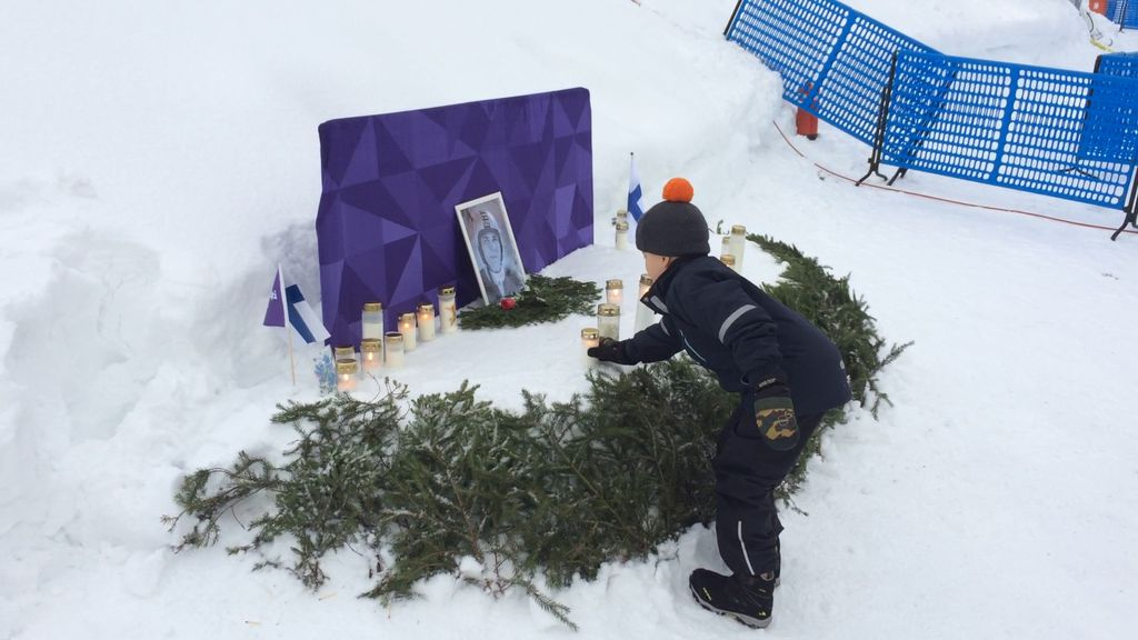 Koskettava hetki Lahdessa: Eetu, 8, vei kynttilän Matti Nykäsen muistomerkille - tavalliset suomalaiset saattoivat mestarin Taivaan rauhaan talviurheilu Urheilu   