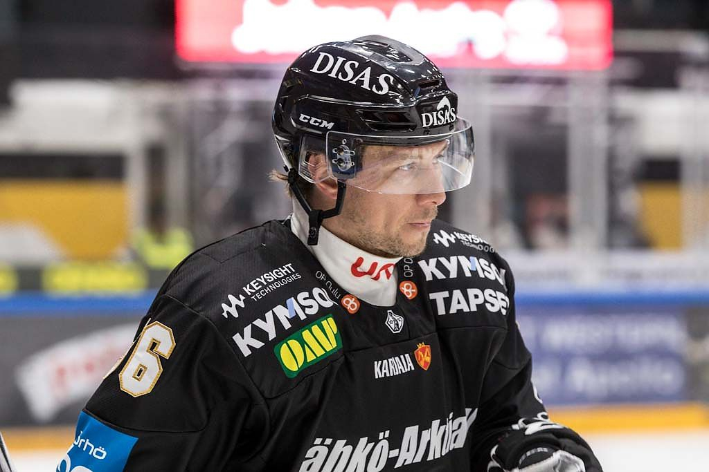 Kärppien Jussi Jokinen rohmusi pisteitä Liigan kärkiottelussa - Lukon Eetu Koivistoinen iski 3+1 smliiga Urheilu   