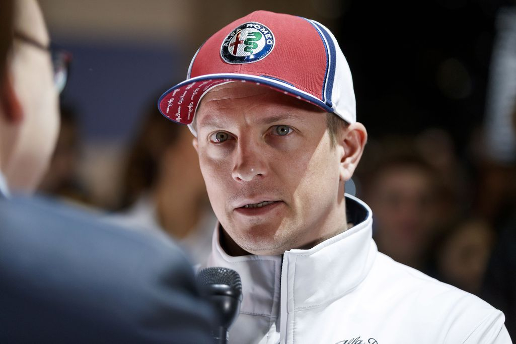 Kimi Räikkönen muikeana F1-kauden avajaisissa - vitsaili riemukkaasta esiintymisestään FIA:n gaalassa: ”Tylsempi kuin kisaviikonloppu” Formulat Urheilu   