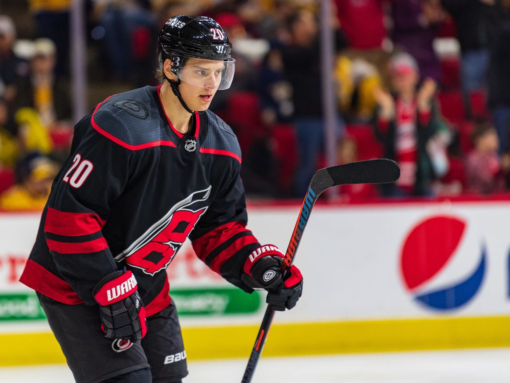 Sebastian Aho rankaisi vastustajan maalivahtia hölmöilystä - seikkailu kaukalon kulmassa päättyi epätoivoiseen sukellukseen NHL Urheilu   