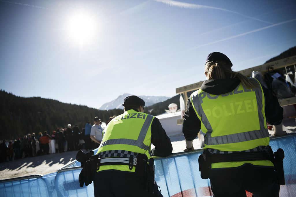 Miksi poliisi ratsasi näyttävästi MM-hiihdoissa? Tässä ovat Itävallan dopingoperaation taustat: ”Sieltä lähtien on ollut trauma” Hiihdon MM Urheilu   