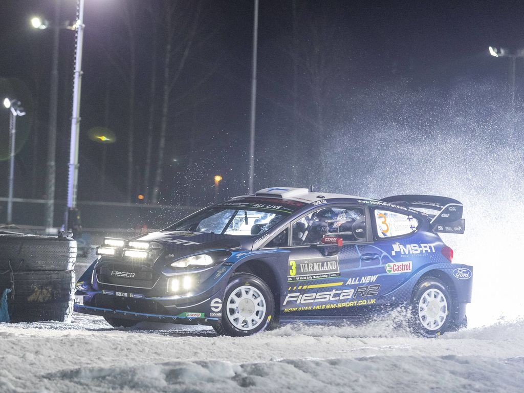 EK8: Ei voi olla totta! Kakkosena paahtanut Jari-Matti Latvala täräytti pihalle - Teemu Suninen jatkaa Ruotsin MM-rallin kärjessä Ralli Urheilu   