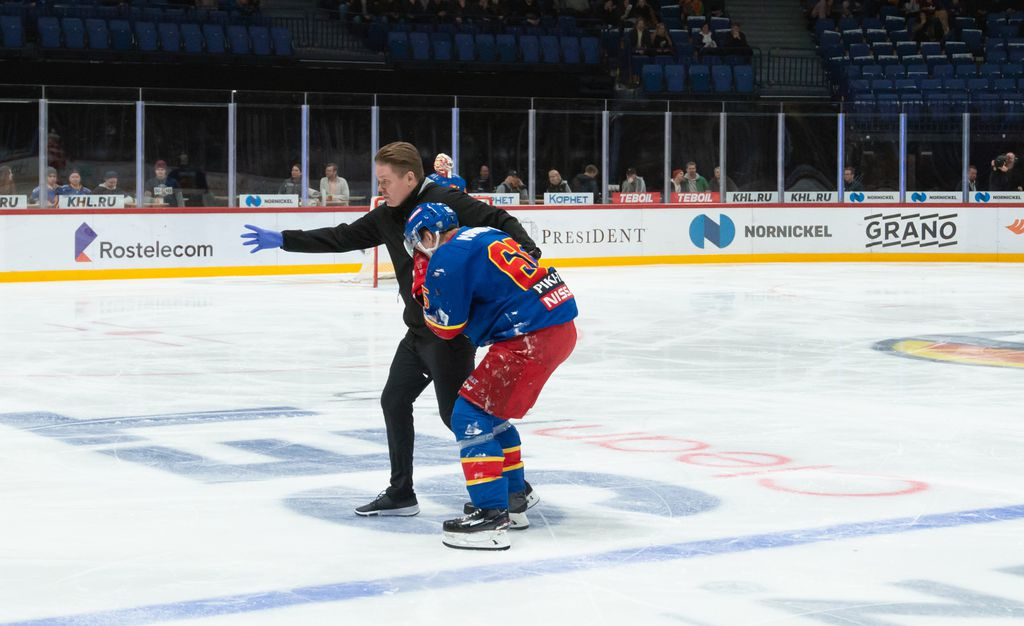 Jää värjäytyi verestä punaiseksi - tehohyökkääjä Mannisen ilta päättyi loukkaantumisen takia KHL Urheilu   