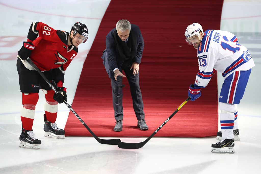 Jose Mourinho saapui yllättäen KHL-otteluun - tuloksena täydellinen farssi: Jätti supertähden kättelemättä ja lensi nolosti selälleen KHL Urheilu   