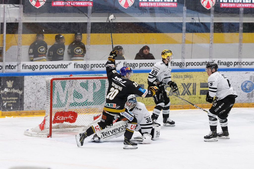 Kärpät leikitellen voittoon - valmentaja myönsi TPS:n tuskan: ”Enemmän selviytymistä kuin pelaamista” smliiga Urheilu   