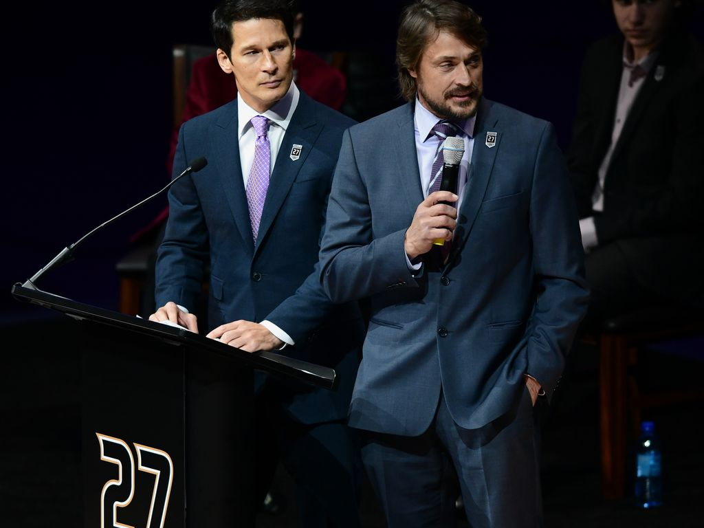 Ducks-legendan paita nostettiin kattoon - Teemu Selänteeltä sydämellinen puhe ex-kapteenilleen: ”Emme olisi ikinä voittaneet Stanley Cupia ilman sinua” NHL Urheilu   