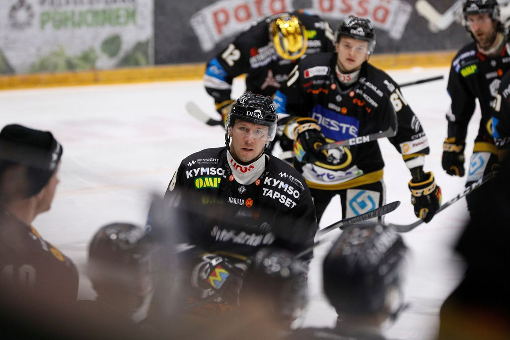 Kärpät murskaavan ylivoimainen Liigan kärkiottelussa - Jussi Jokinen jatkoi hurjaa tehoiluaan smliiga Urheilu   