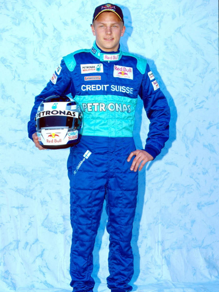 Kimi Räikkönen poseerasi Australiassa samalla tavalla kuin 18 vuotta sitten - ikimuistoisen debyytin alla koettiin paniikinpoikanen: ”Siinä ei ollut mitään näyteltyä” Formulat Urheilu   