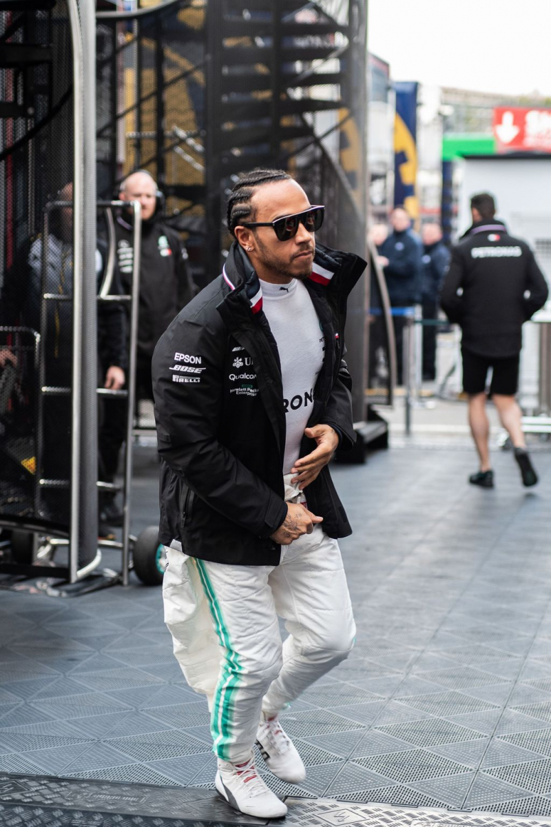 Lewis Hamilton ilmestyi F1-testeihin huomattavasti isompana - auton istuin jäi ahtaaksi: ”Nautin pannukakuista” Formulat Urheilu   