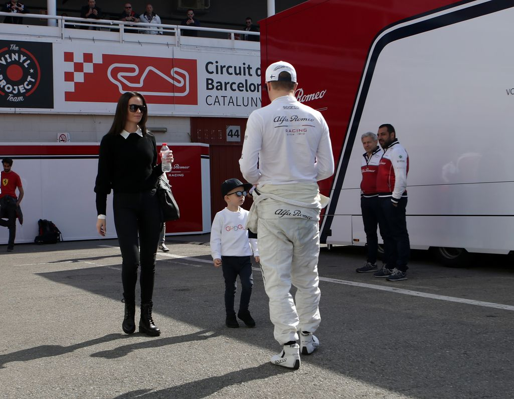 Kimi Räikkönen hehkutti avioliittoaan Mintun kanssa - ”Olemme onnellisia ja rakastuneita” Formulat Urheilu   