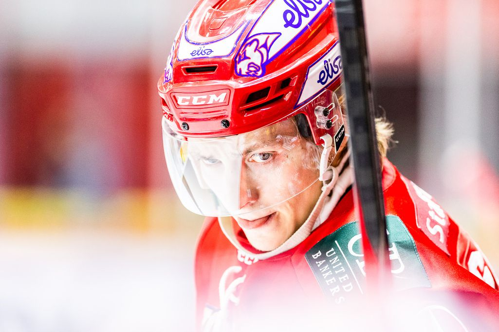 Taskuraketti Iikka Kangasniemi loukkaantui ikävästi: jäälle valui verivana - HIFK teki sopimuksia ja rökitti Sportin smliiga Urheilu   