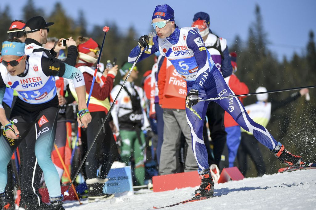 Iivo Niskanen törmäsi Norjan supertähdelle juomaa antaneeseen huoltajaan - Sundby ei nähnyt, mutta hämmästyi Iivon hiihdosta Hiihdon MM Urheilu   