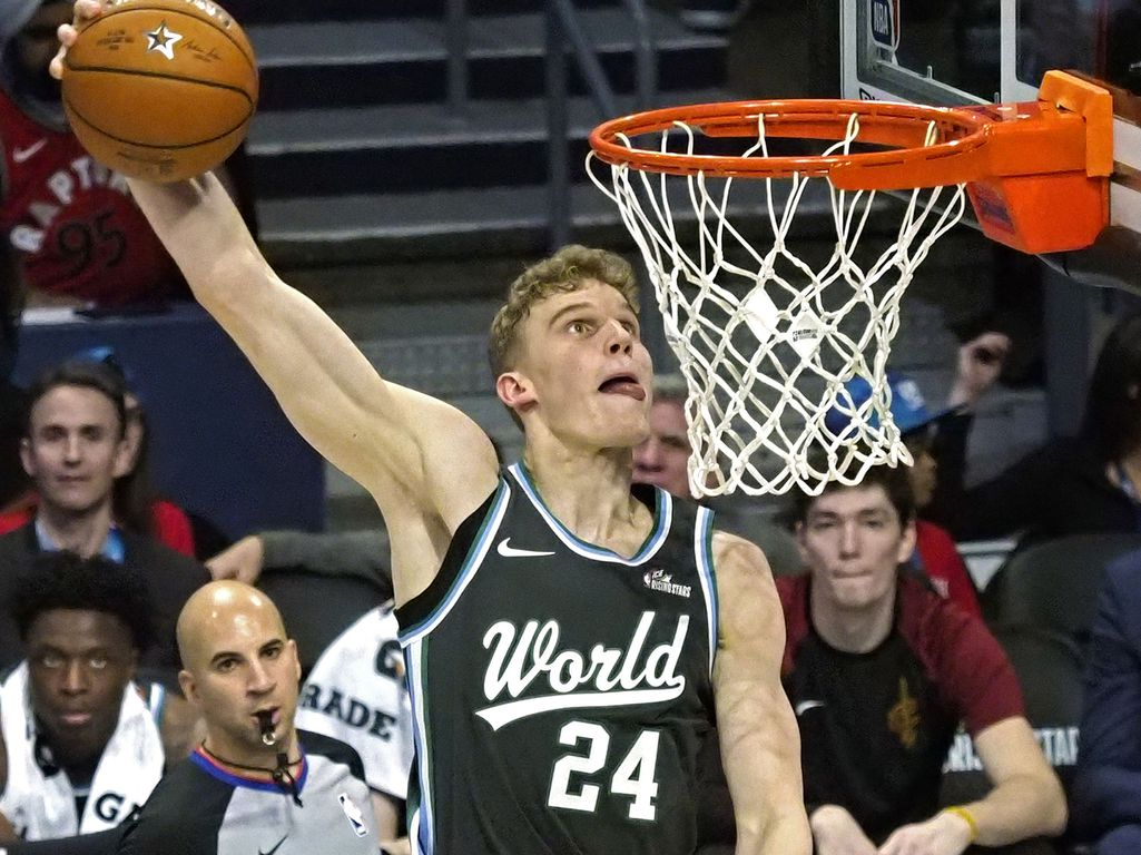 Kuva: Lauri Markkanen esiintyi näyttävissä erikoiskengissä NBA:n tähdistöottelussa - yksityiskohtana komeili lapsen nimi Koripallo Urheilu   