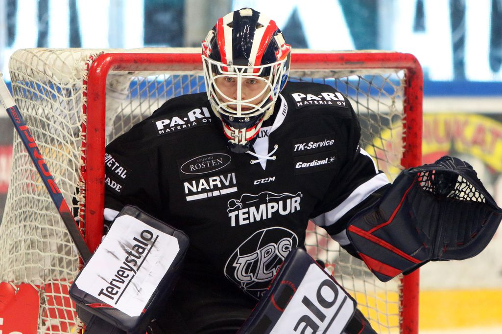 TPS voitti vajaamiehisenäkin HPK:n - Mestis-avut nousivat värikkään ottelun ratkaisijoiksi smliiga Urheilu   