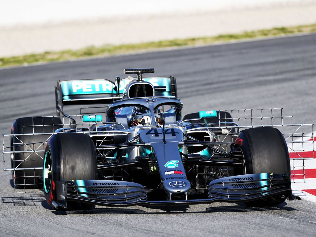 Paniikkipuheille lisäpontta? Mercedes toi F1-testien toisella viikolla radalle ”täysin uuden auton” Formulat Urheilu   