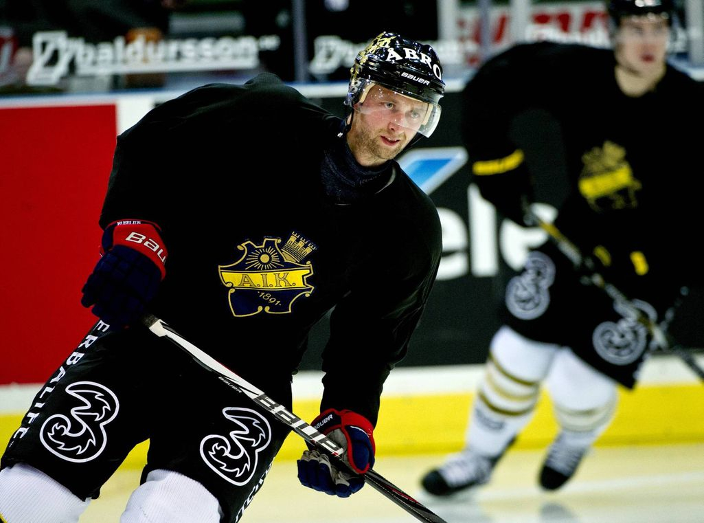Hirvittävä kuva: Ruotsin entinen NHL-tähti sai karmeat palovammat kasvoihinsa – kertoo nyt kotona sattuneesta onnettomuudestaan: ”Yläruumiini syttyi tuleen” Jääkiekko Urheilu   